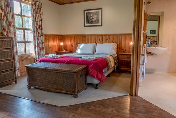 Queen bed in the Ah Back studio cottage near Derby in Tasmania