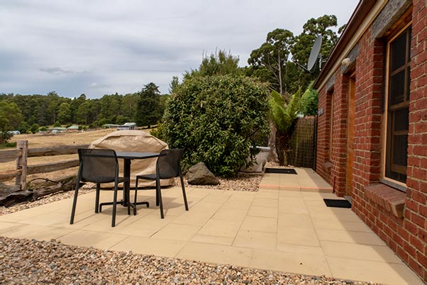 privat BBQ area outside Fon Hock cottage accommodation near Derby in Tasmania