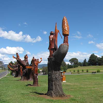 Tree carving depicting the soldiers who went away from Legerwood to the first world war.