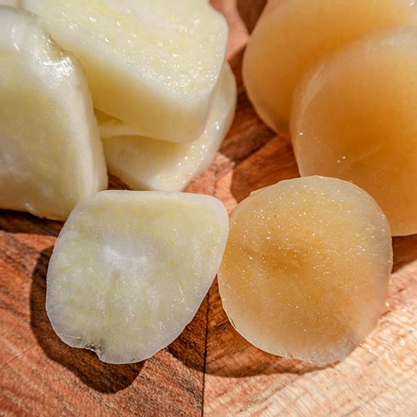 Fresh peeled and sliced bulb (left), thawed peeled and sliced bulb (right). The thawed bulb is yellow-brown colour.