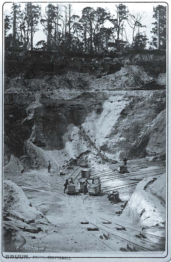 Black and white photo of the Arba tin mine in Branxholm, early 1900s