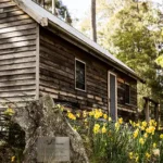 The old timber Settlers Hut is at Tin Dragon Cottage in North East Tasmania